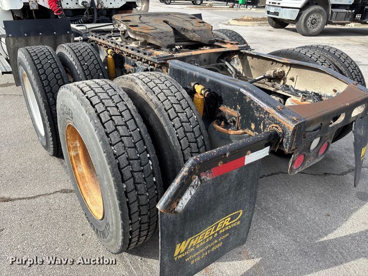 image for item ED5104 2005 Freightliner Columbia semi truck