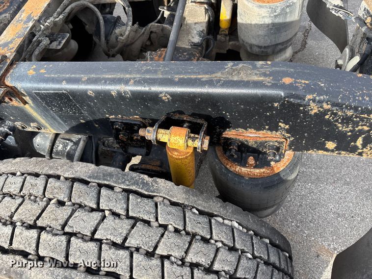 image for item ED5104 2005 Freightliner Columbia semi truck