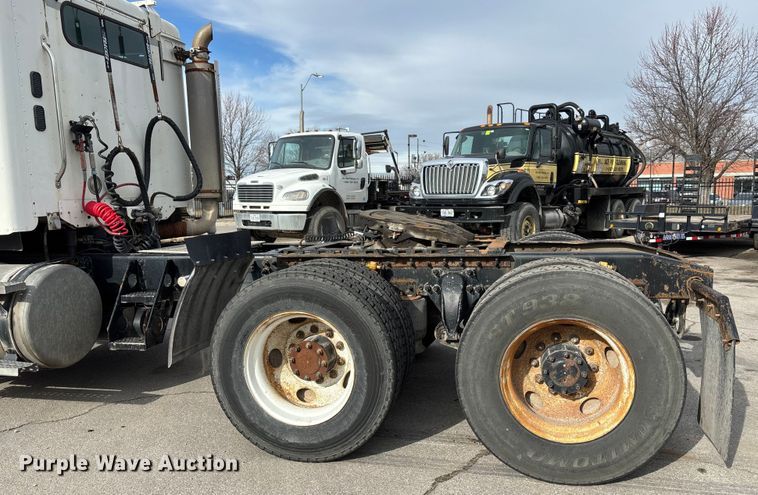 image for item ED5104 2005 Freightliner Columbia semi truck