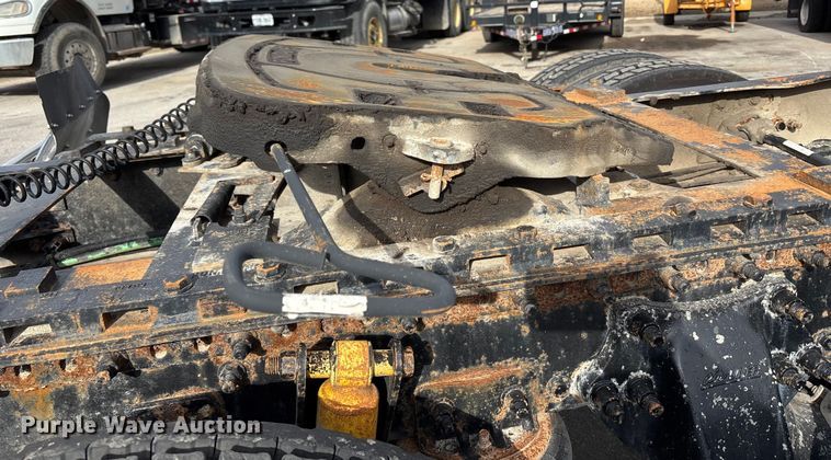 image for item ED5104 2005 Freightliner Columbia semi truck