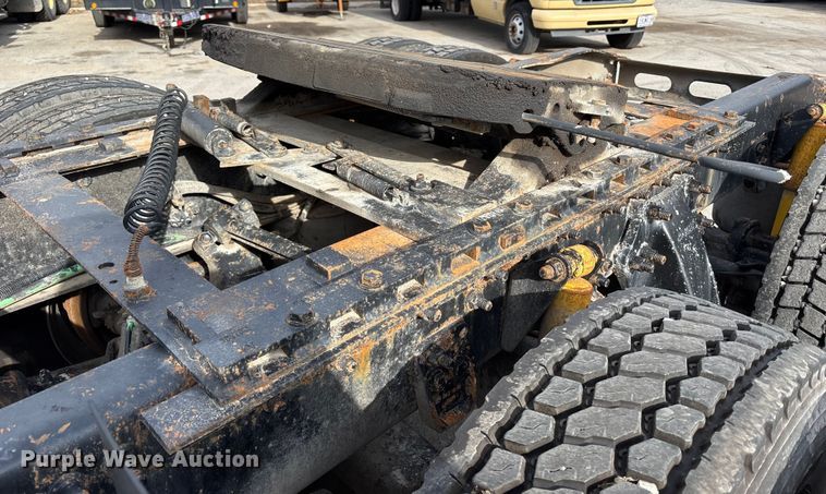 image for item ED5104 2005 Freightliner Columbia semi truck