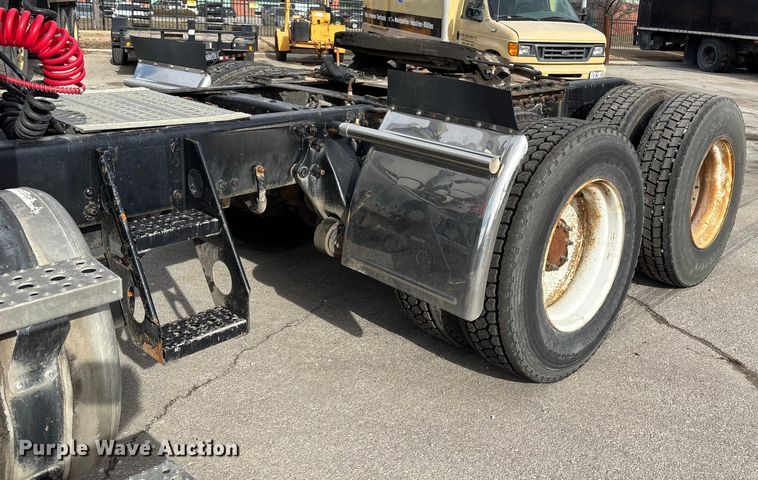 image for item ED5104 2005 Freightliner Columbia semi truck