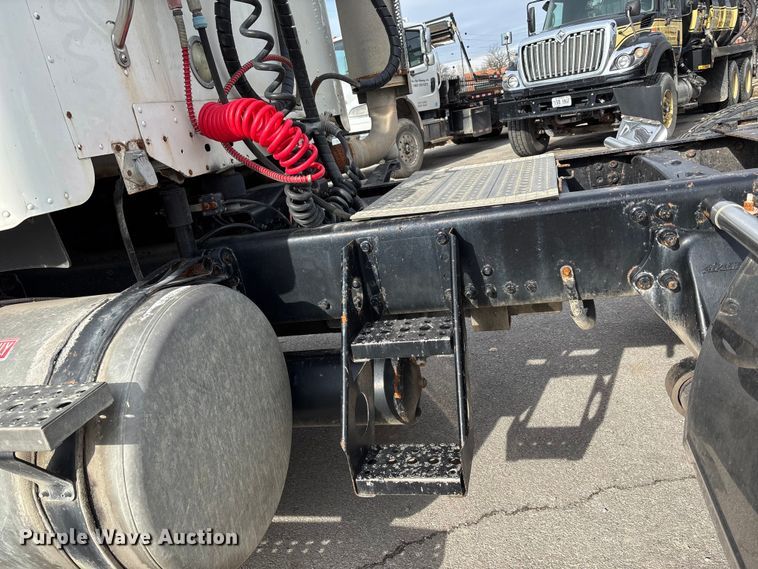 image for item ED5104 2005 Freightliner Columbia semi truck