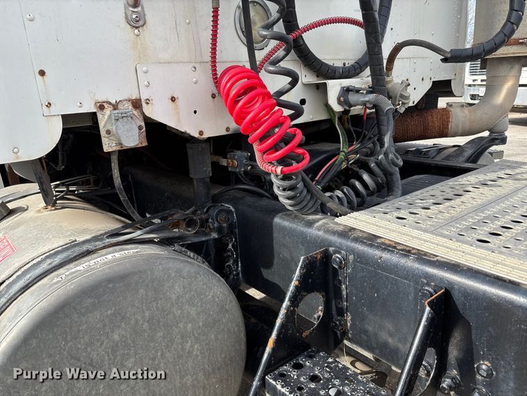 image for item ED5104 2005 Freightliner Columbia semi truck