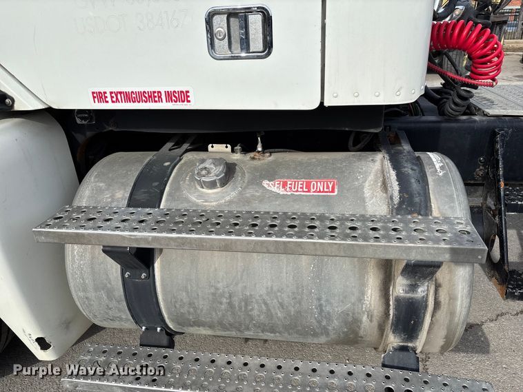 image for item ED5104 2005 Freightliner Columbia semi truck