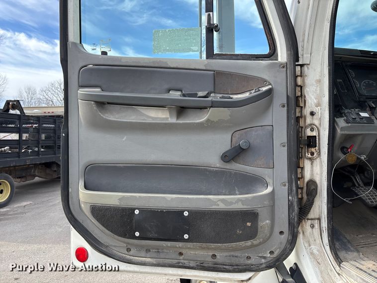 image for item ED5104 2005 Freightliner Columbia semi truck