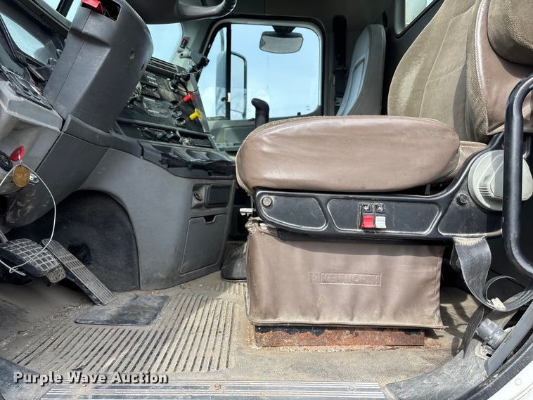 image for item ED5104 2005 Freightliner Columbia semi truck