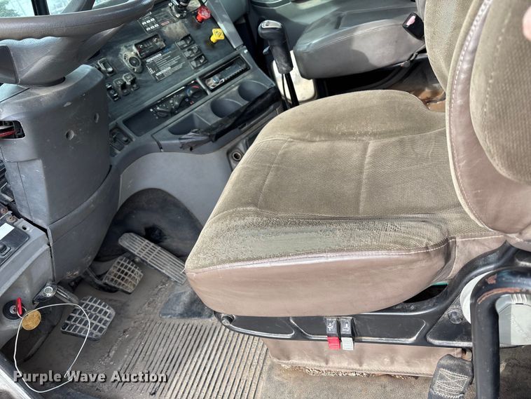 image for item ED5104 2005 Freightliner Columbia semi truck