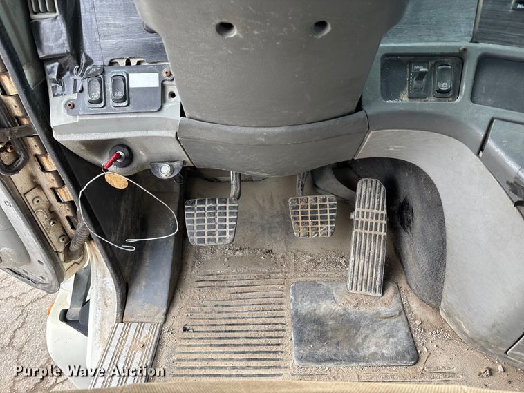 image for item ED5104 2005 Freightliner Columbia semi truck