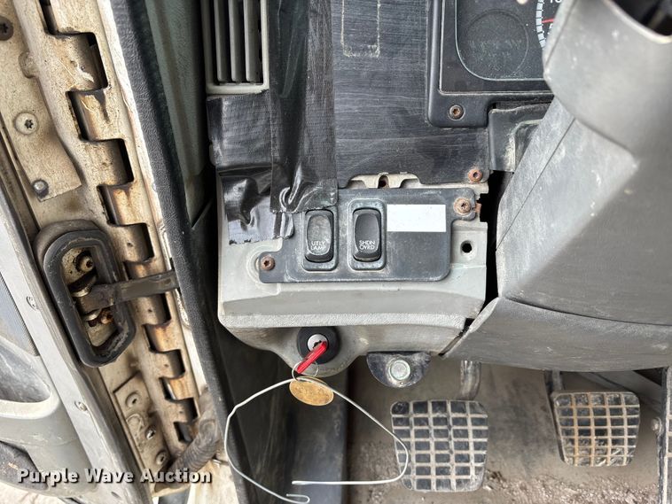 image for item ED5104 2005 Freightliner Columbia semi truck