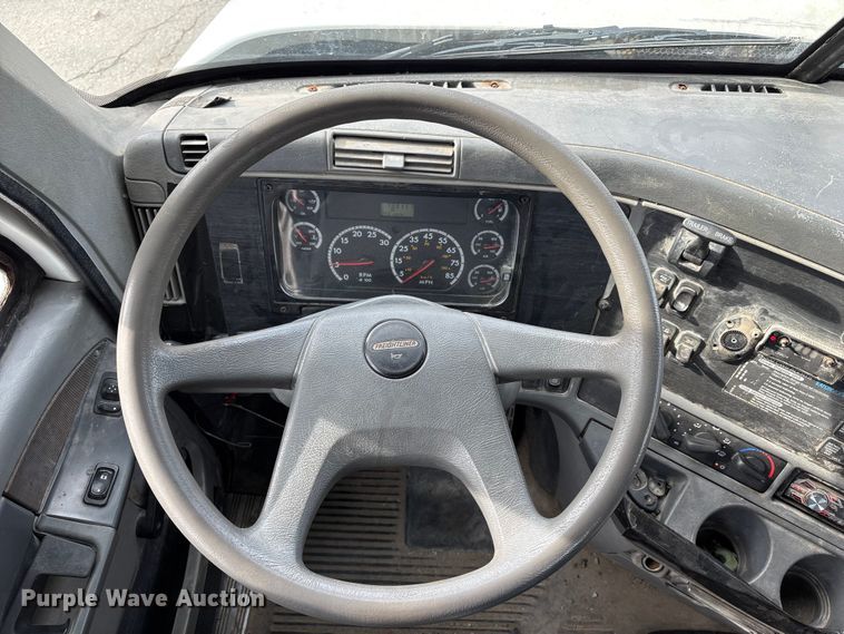 image for item ED5104 2005 Freightliner Columbia semi truck