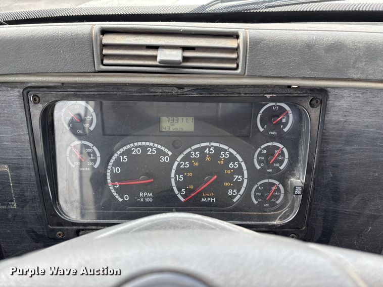 image for item ED5104 2005 Freightliner Columbia semi truck