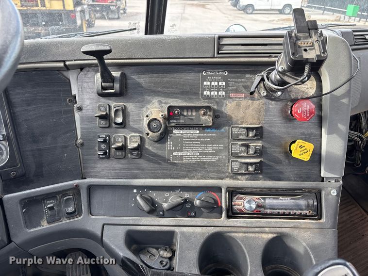 image for item ED5104 2005 Freightliner Columbia semi truck