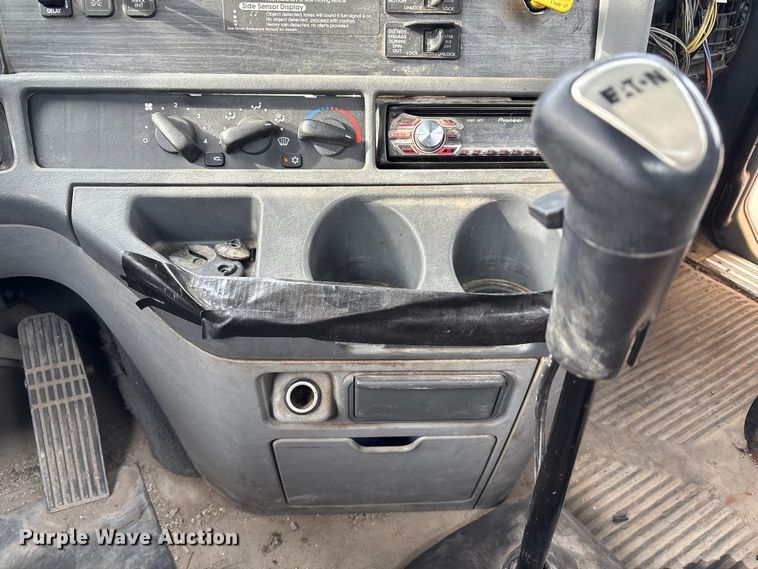 image for item ED5104 2005 Freightliner Columbia semi truck