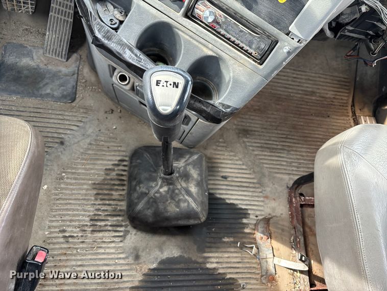 image for item ED5104 2005 Freightliner Columbia semi truck