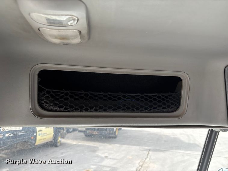 image for item ED5104 2005 Freightliner Columbia semi truck