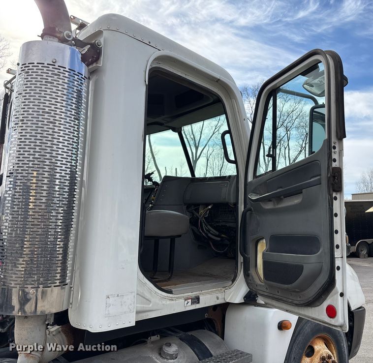 image for item ED5104 2005 Freightliner Columbia semi truck