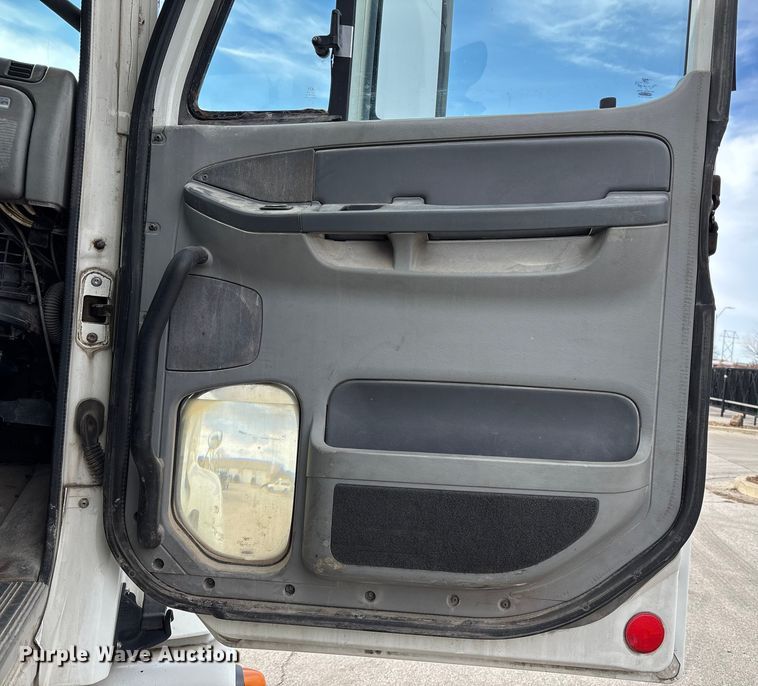 image for item ED5104 2005 Freightliner Columbia semi truck