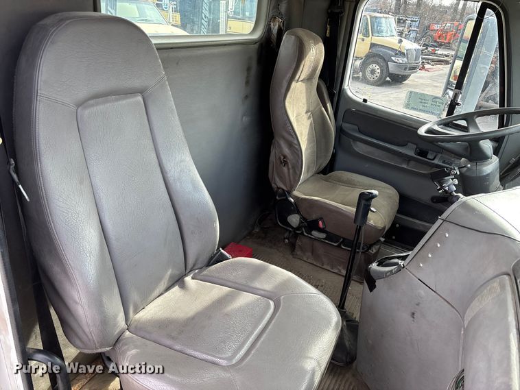 image for item ED5104 2005 Freightliner Columbia semi truck