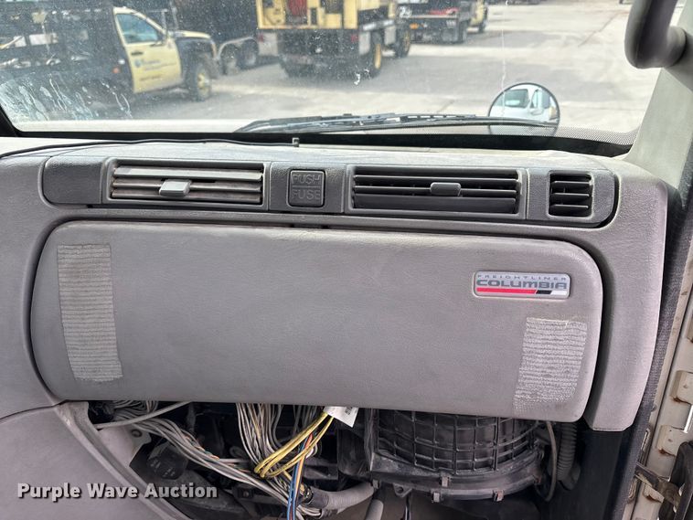image for item ED5104 2005 Freightliner Columbia semi truck
