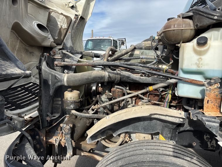 image for item ED5104 2005 Freightliner Columbia semi truck