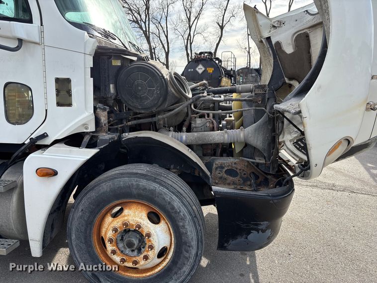 image for item ED5104 2005 Freightliner Columbia semi truck