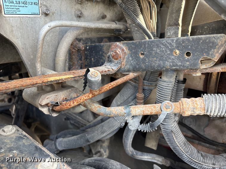 image for item ED5104 2005 Freightliner Columbia semi truck