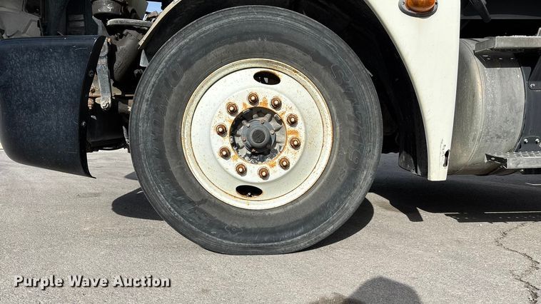 image for item ED5104 2005 Freightliner Columbia semi truck