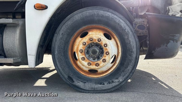 image for item ED5104 2005 Freightliner Columbia semi truck