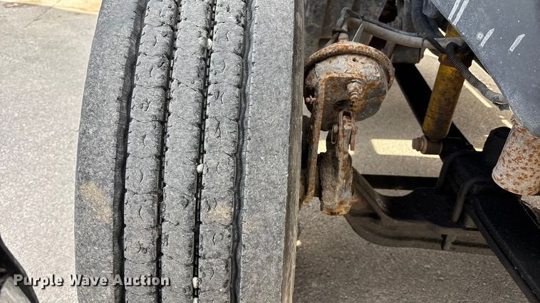 image for item ED5104 2005 Freightliner Columbia semi truck