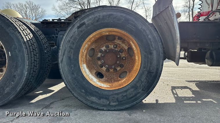 image for item ED5104 2005 Freightliner Columbia semi truck