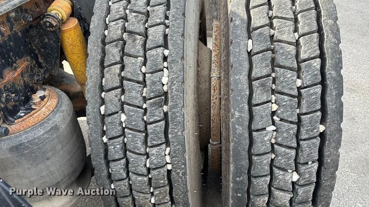 image for item ED5104 2005 Freightliner Columbia semi truck