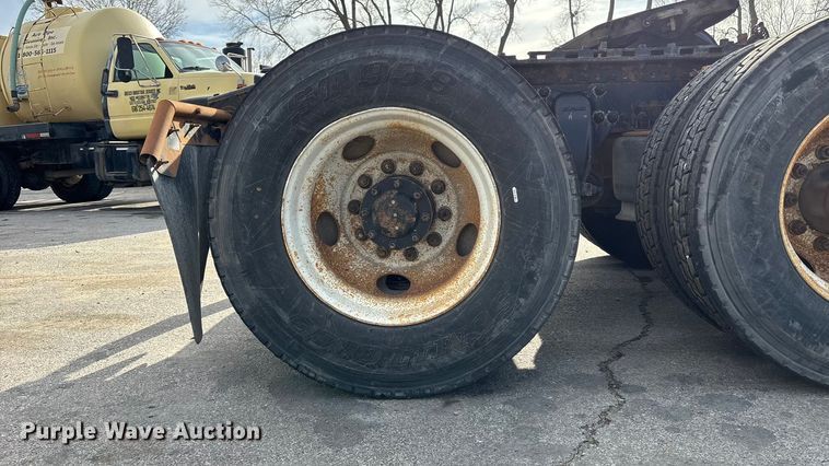 image for item ED5104 2005 Freightliner Columbia semi truck