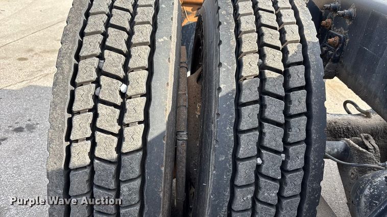 image for item ED5104 2005 Freightliner Columbia semi truck