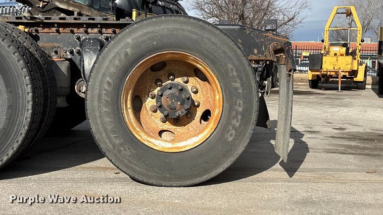 image for item ED5104 2005 Freightliner Columbia semi truck