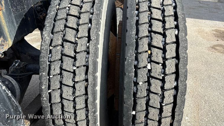 image for item ED5104 2005 Freightliner Columbia semi truck