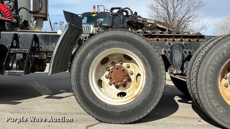 image for item ED5104 2005 Freightliner Columbia semi truck