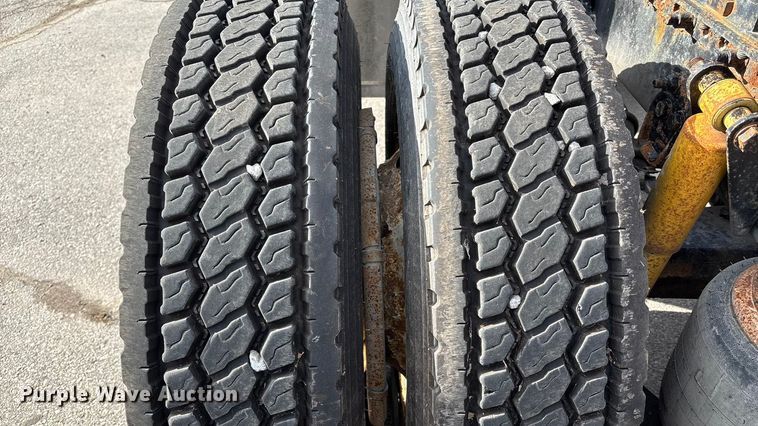 image for item ED5104 2005 Freightliner Columbia semi truck