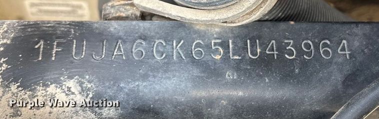 image for item ED5104 2005 Freightliner Columbia semi truck