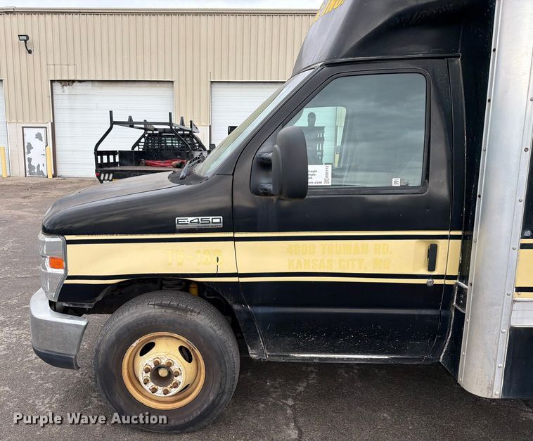 image for item ED5112 2009 Ford E450 Super Duty delivery van
