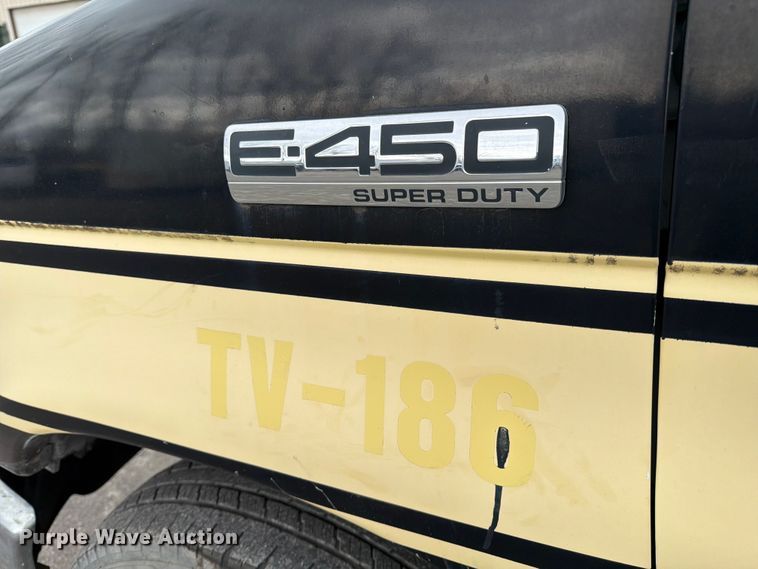 image for item ED5112 2009 Ford E450 Super Duty delivery van