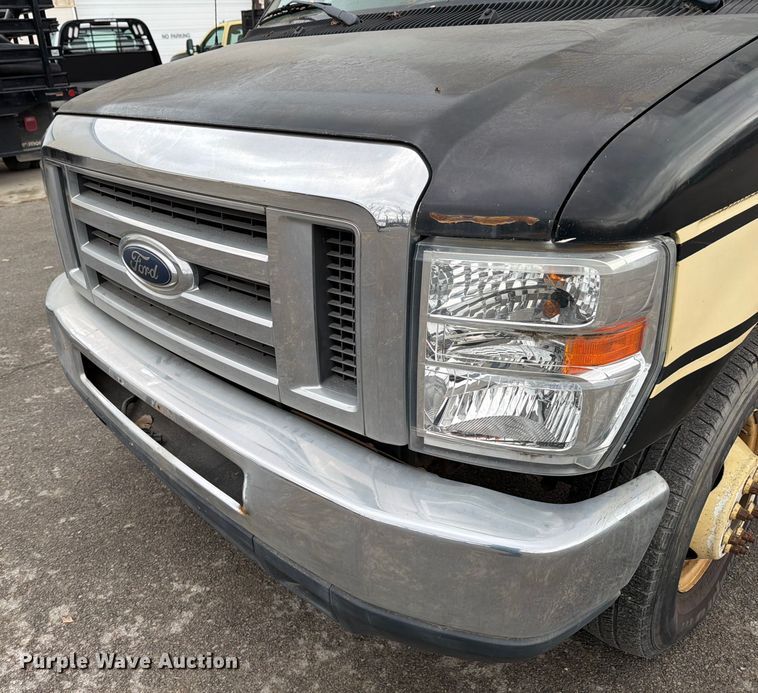 image for item ED5112 2009 Ford E450 Super Duty delivery van