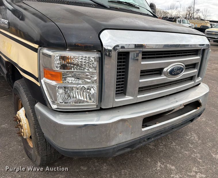 image for item ED5112 2009 Ford E450 Super Duty delivery van