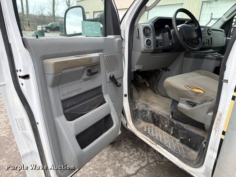 image for item ED5112 2009 Ford E450 Super Duty delivery van