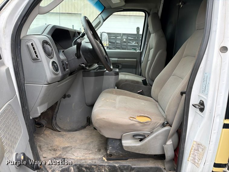 image for item ED5112 2009 Ford E450 Super Duty delivery van
