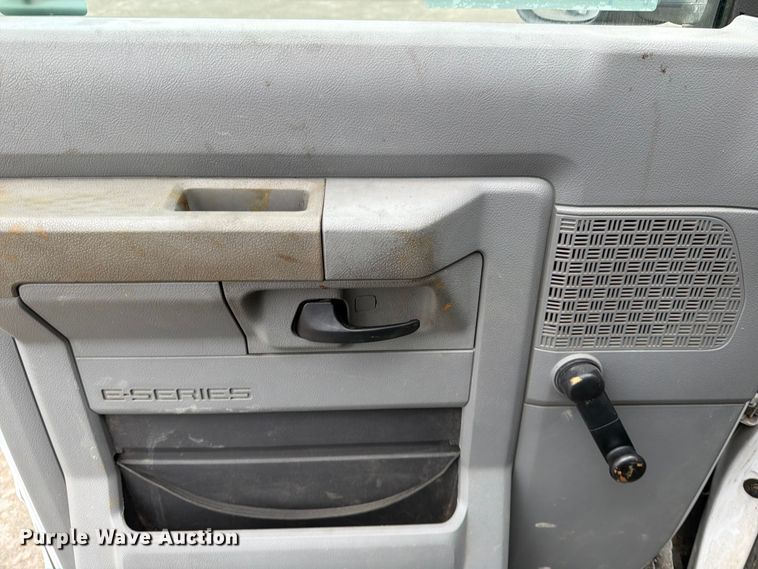 image for item ED5112 2009 Ford E450 Super Duty delivery van