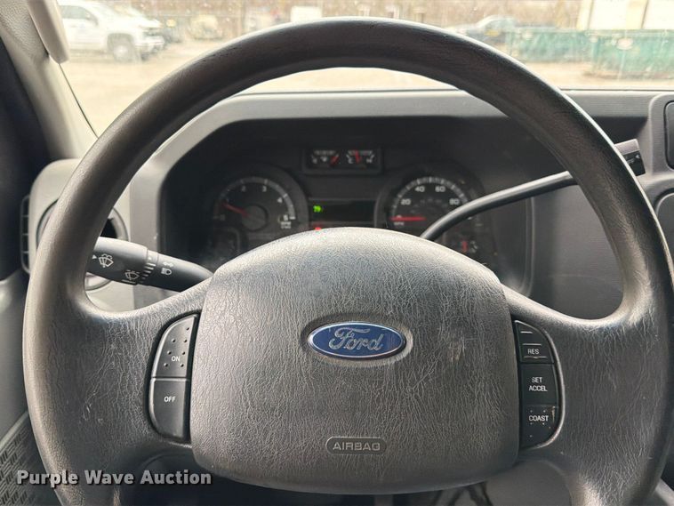 image for item ED5112 2009 Ford E450 Super Duty delivery van