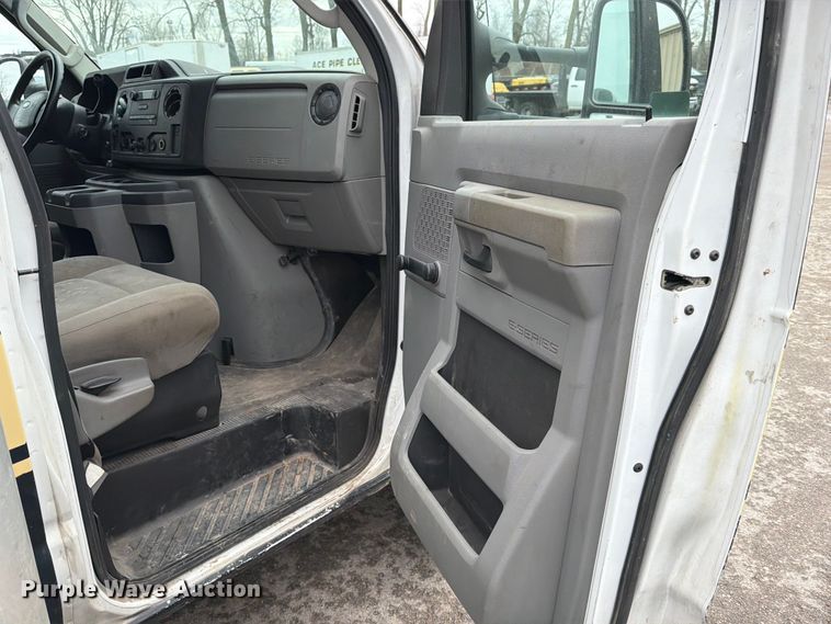 image for item ED5112 2009 Ford E450 Super Duty delivery van