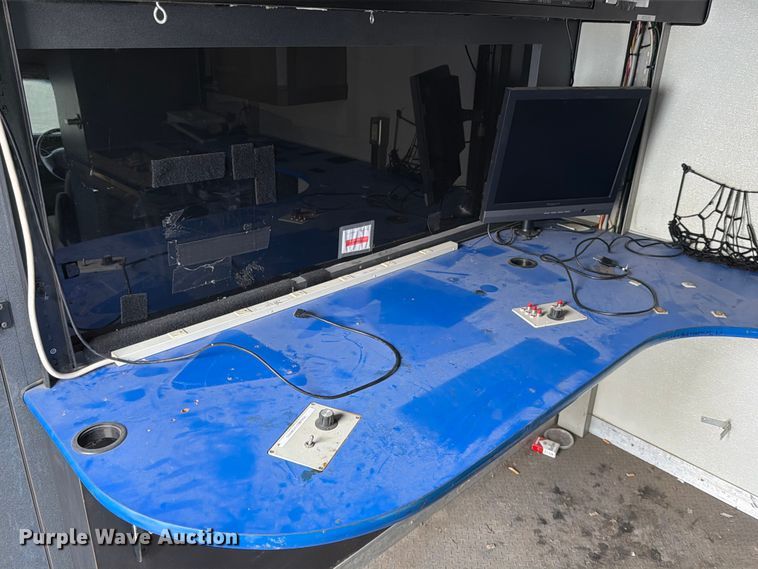 image for item ED5112 2009 Ford E450 Super Duty delivery van