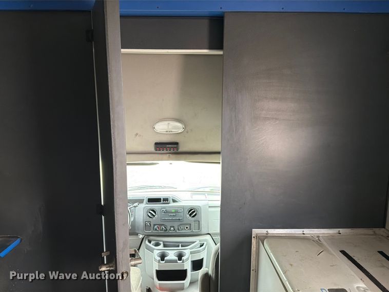 image for item ED5112 2009 Ford E450 Super Duty delivery van
